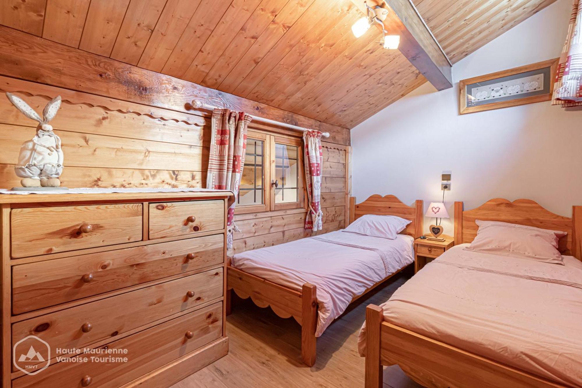 Les Chenevers Lanslevillard Room photo